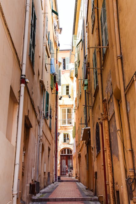 Smal kleurrijk steegje in Vieux-Nice