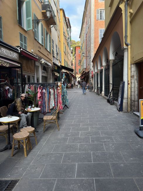 Kleurrijke smalle straat in Vieux Nice met openluchtmarkt