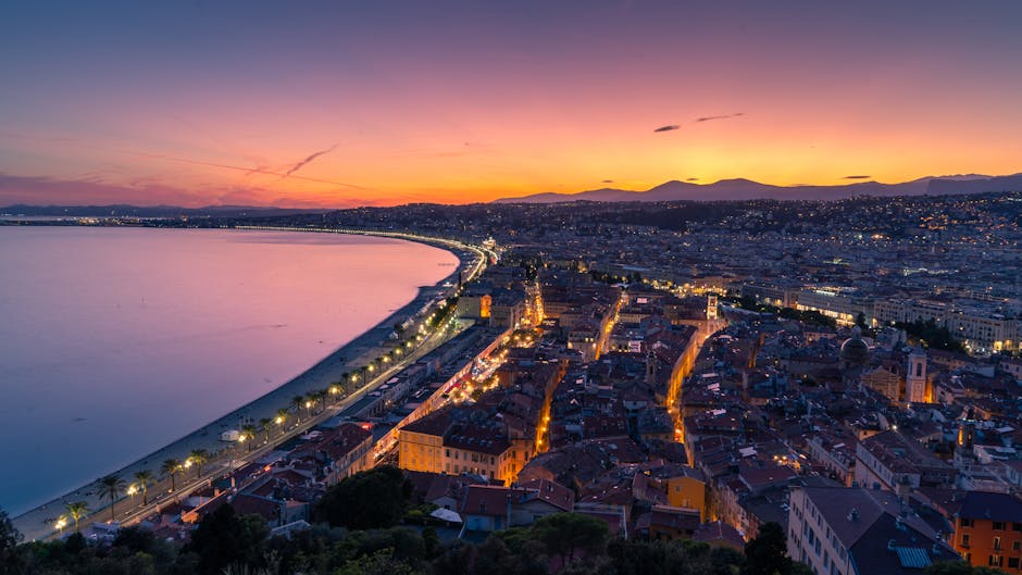 Panoramisch uitzicht over Nice bij zonsondergang