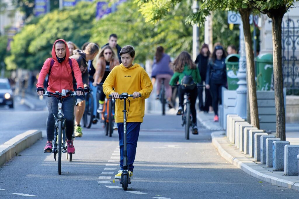 Verhuurfietsen en e‑steps langs het fietspad van de Promenade des Anglais met zeezicht