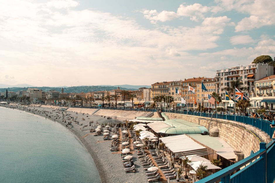 Bistrot elegante sul mare La Réserve che serve insalata nizzarda moderna