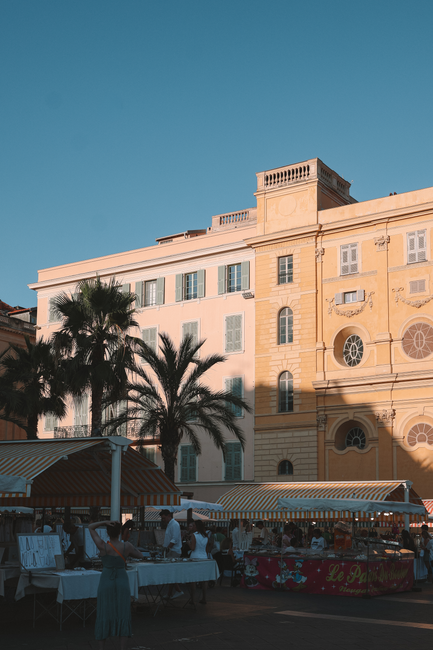 Bancarelle colorate del mercato del Cours Saleya a Nizza