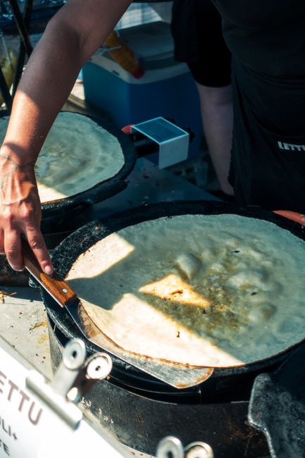 Straßenmarkt mit Socca, Kichererbsenpfannkuchen