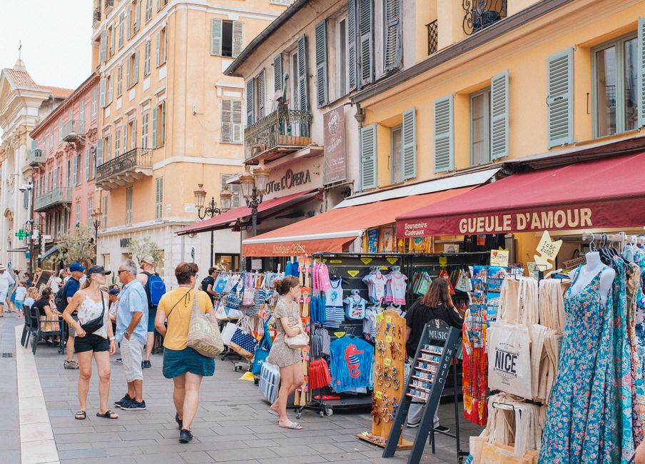 Terrazza all’aperto de Le Safari sul Cours Saleya con mercato vivace