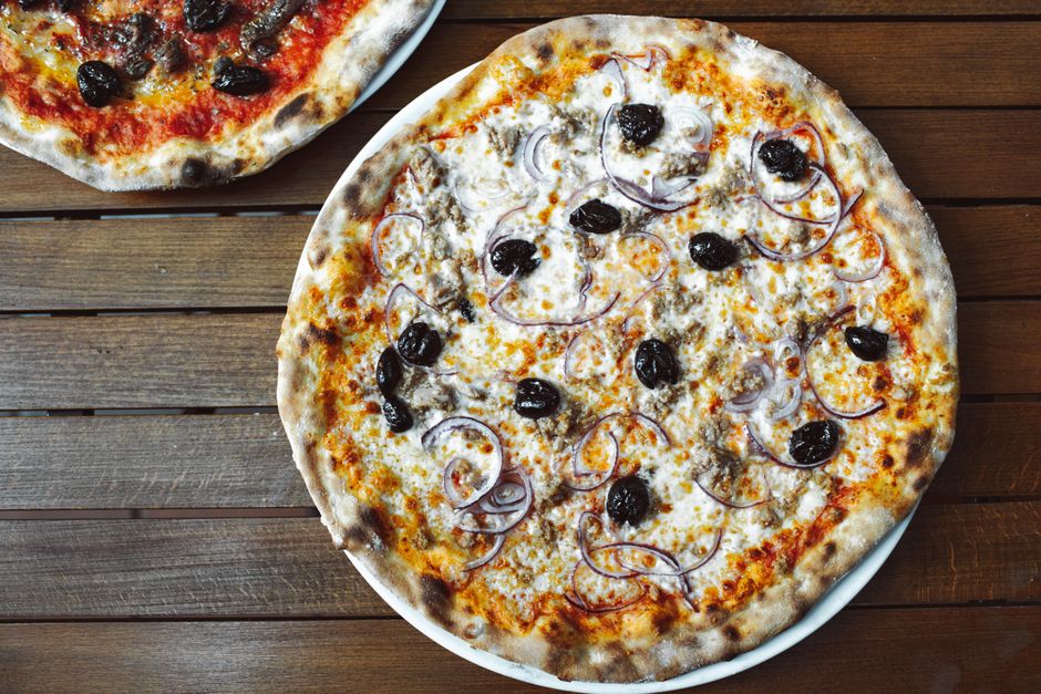 Piccola pizzeria che serve pissaladiera sottile con olive nere in Rue du Collet