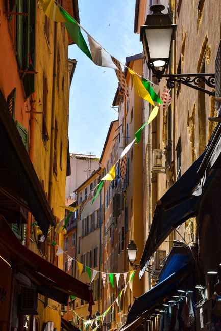 Mercato di Cours Saleya con vicoli stretti nel Vieux-Nice