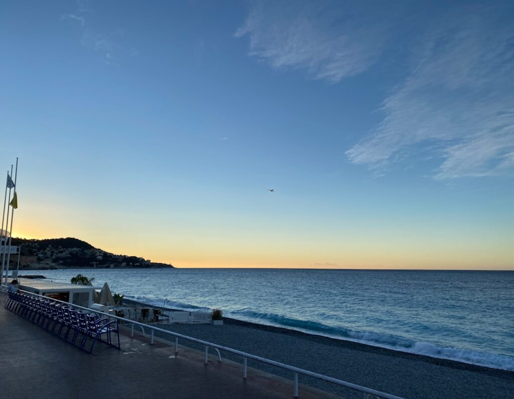 Tramonto sulla Promenade des Anglais con utente in carrozzina