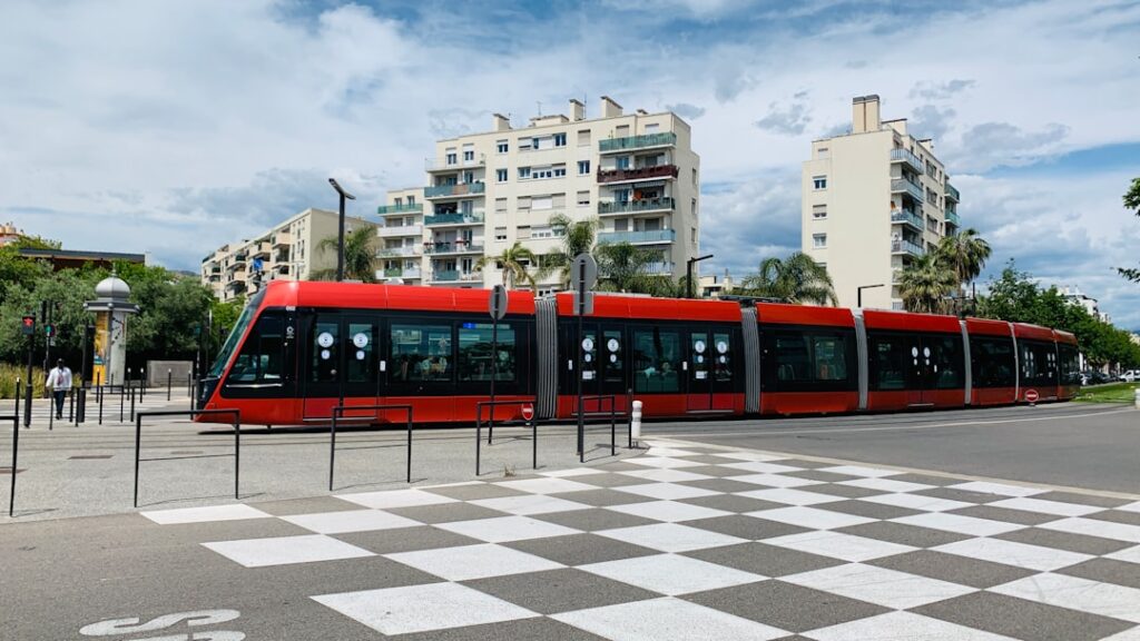 Fermata del tram a banchina ribassata per accesso con carrozzina