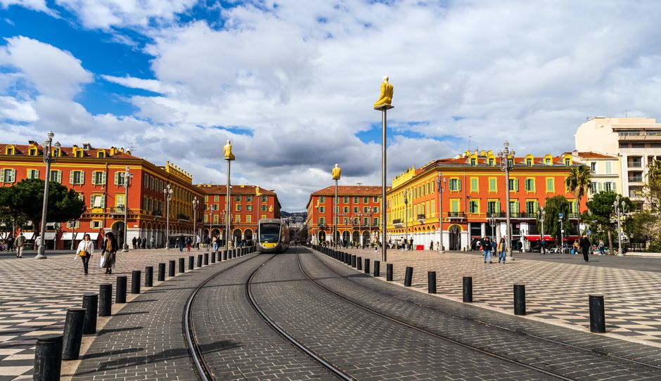 Place Masséna con tram e attraversamento pedonale accessibile