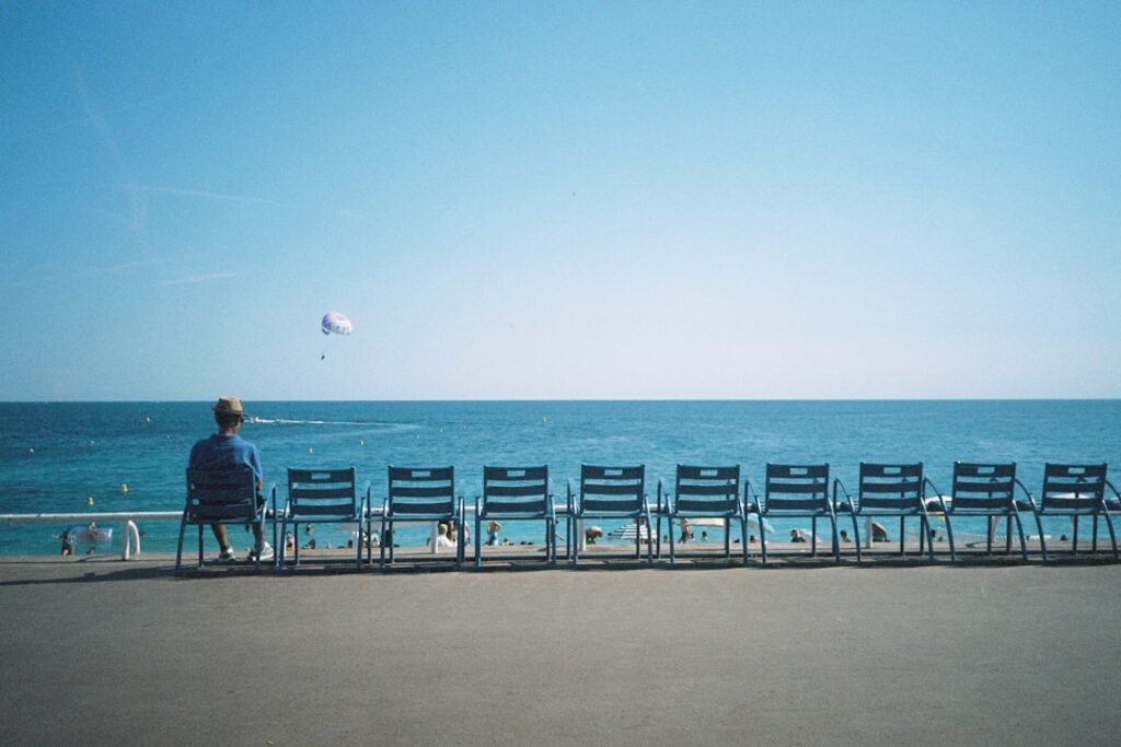 Utente in carrozzina sulla Promenade des Anglais con vista mare