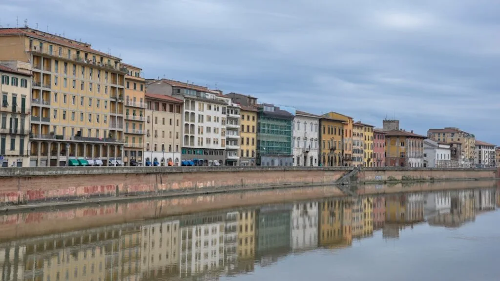 Kamienice nad rzeką Arno w Pizie odbite w wodzie