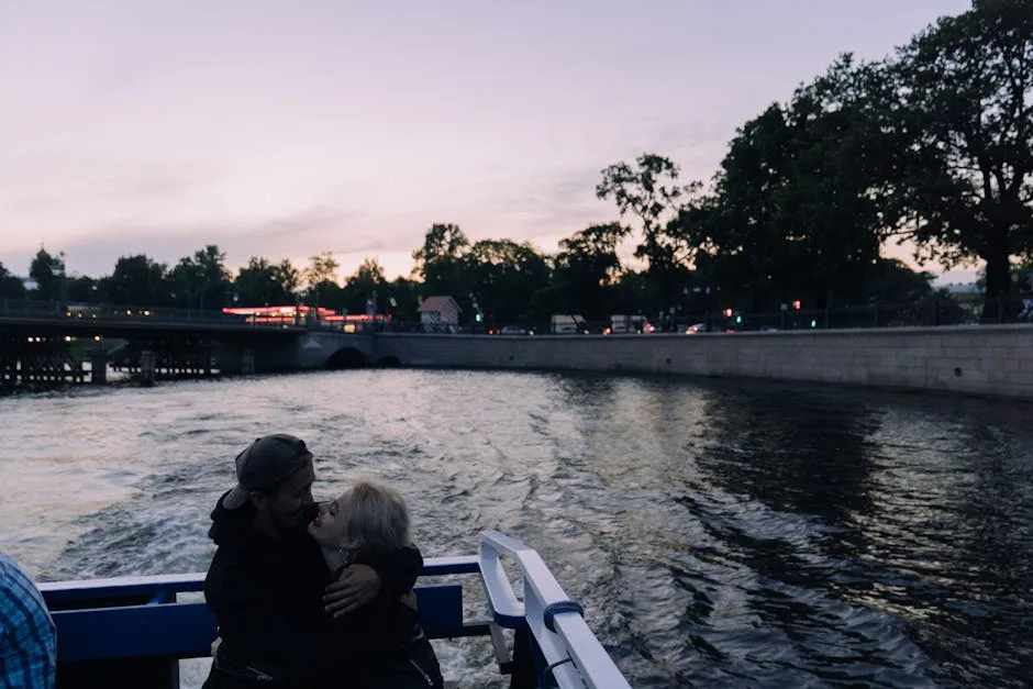 Para na romantycznym rejsie po Arno o zachodzie słońca