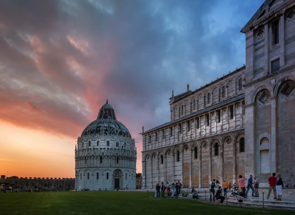 Baptysterium i katedra przy Piazza dei Miracoli w Pizie o zachodzie