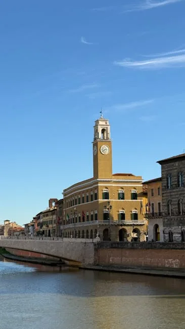Wieża z zegarem nad brzegiem Arno w Pizie