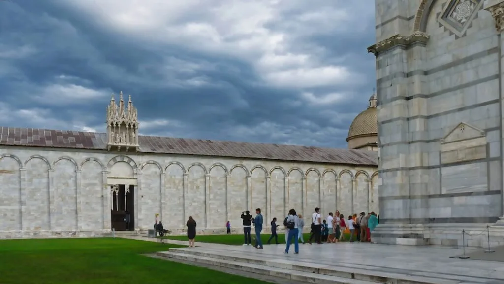 Baptysterium w Pizie w popołudniowym świetle