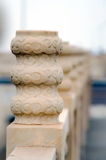 Rzeźbiony kamienny słupek balustrady mostu w Pizie.