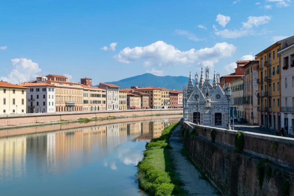 Kościół Santa Maria della Spina nad rzeką Arno w Pizie