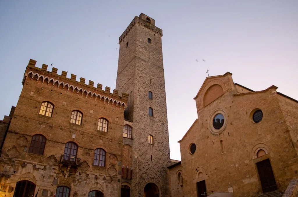 Kamienna wieża i kościół w średniowiecznym miasteczku San Gimignano