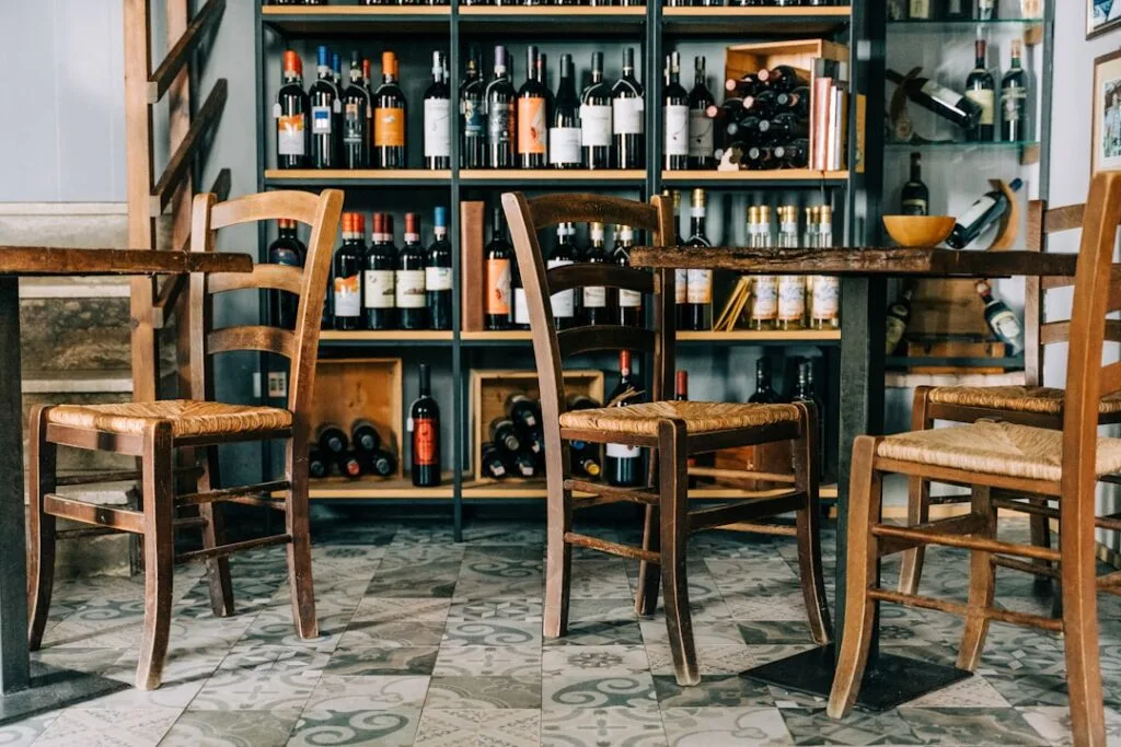Degustacja win toskańskich w enotece, przytulna atmosfera dla par