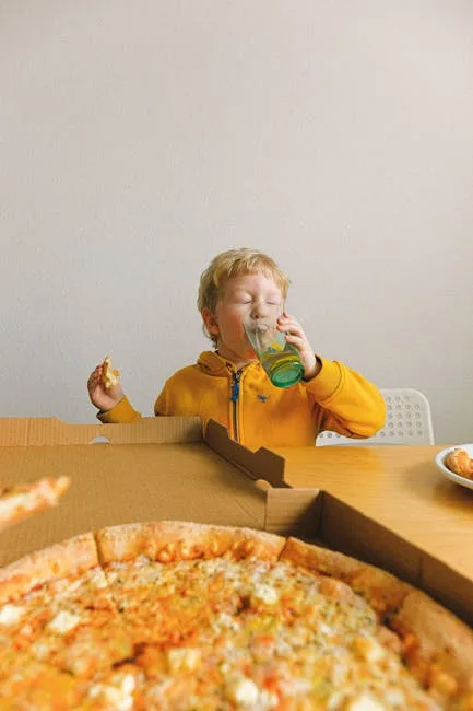 Dziecko jedzące pizzę w rodzinnym lokalu