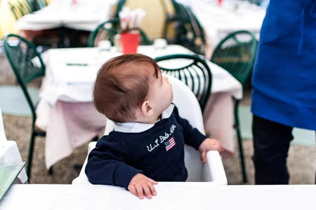 Dzieci bawiące się w restauracji