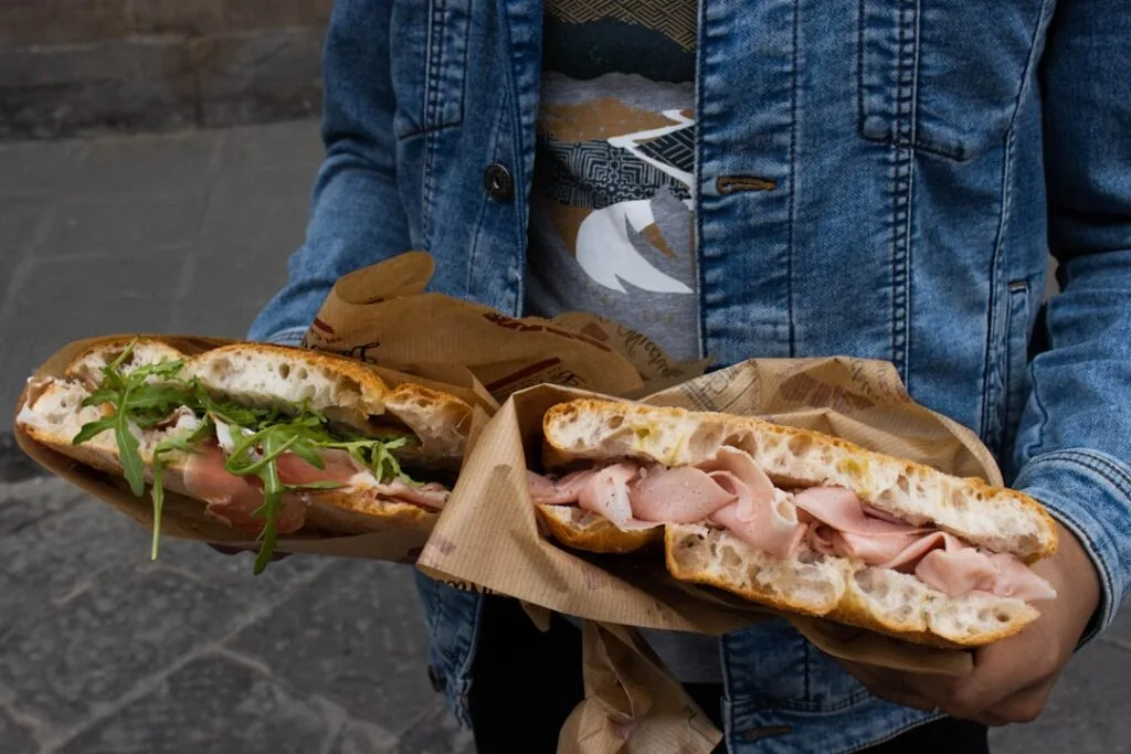 Rodzinny niedrogi posiłek: panini