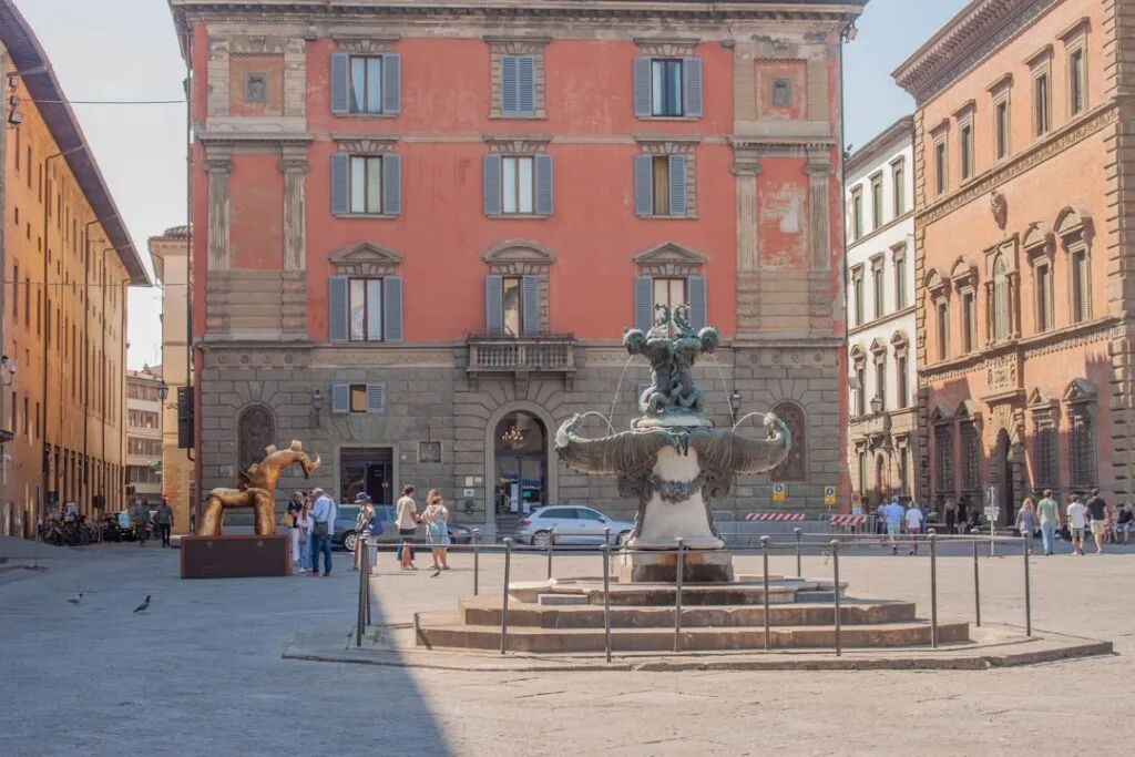 Wnętrze Museo Nazionale di San Matteo z eksponatami sztuki sakralnej