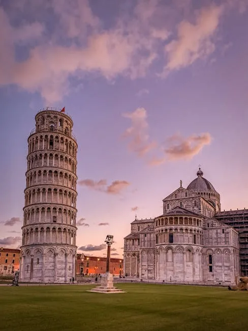 Piazza dei Miracoli w Pizie z Wieżą i katedrą o zmierzchu