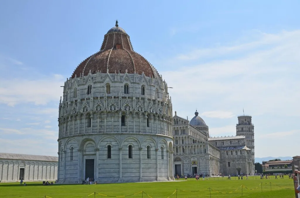 Baptysterium i katedra na Piazza dei Miracoli w Pizie