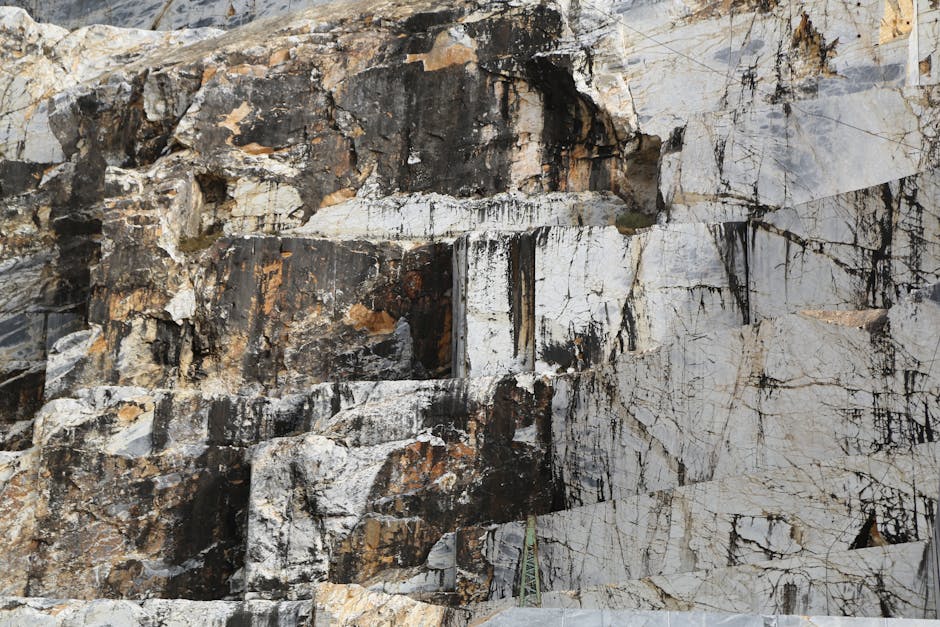 Paroi de marbre striée dans une carrière de Carrara