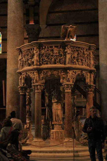 Detale wnętrza Baptysterium w Pizie, misterny marmurowy pulpit