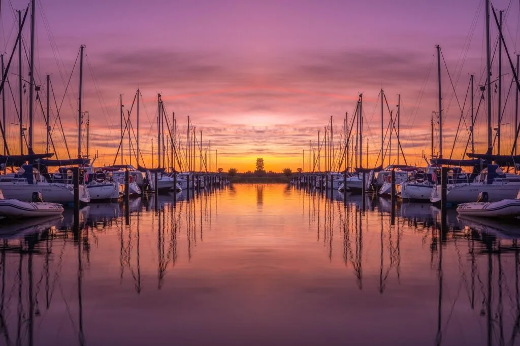 Port de plaisance de Marina di Pisa au coucher de soleil aux teintes pourpres
