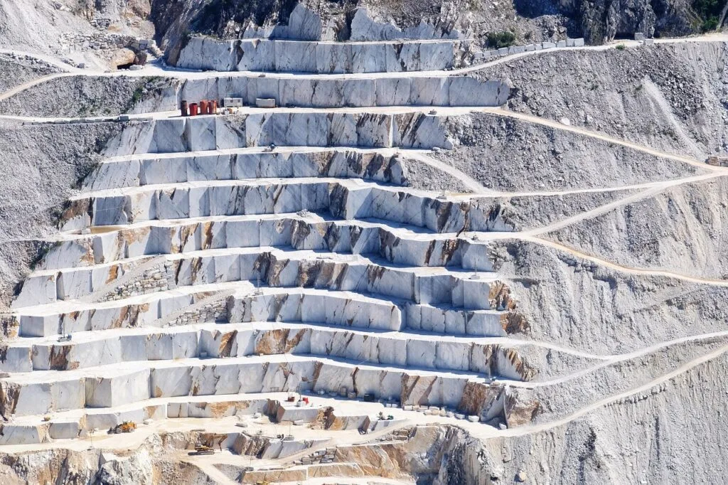 Niveaux en gradins d'une carrière de marbre à Carrara