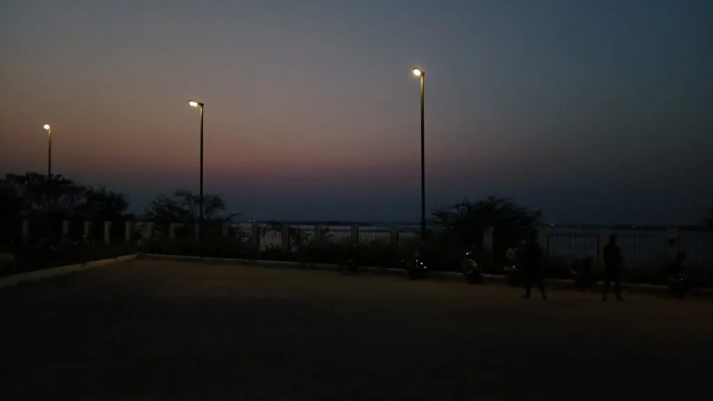 Esplanade éclairée par des lampadaires au crépuscule près de Marina di Pisa