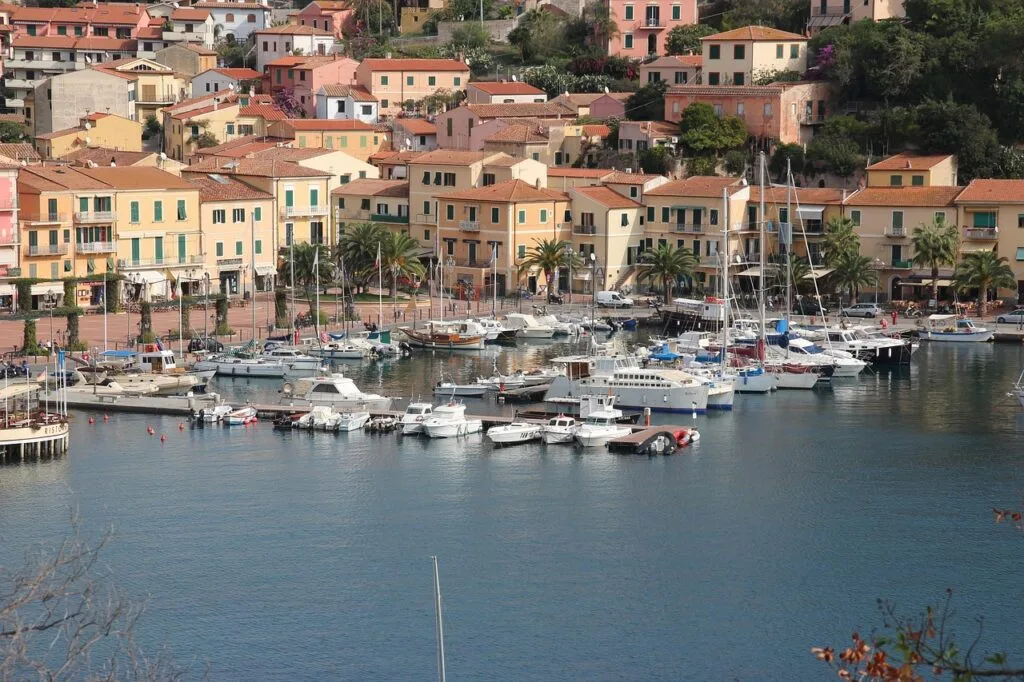 Port de plaisance avec maisons colorées, typique de la côte livournaise
