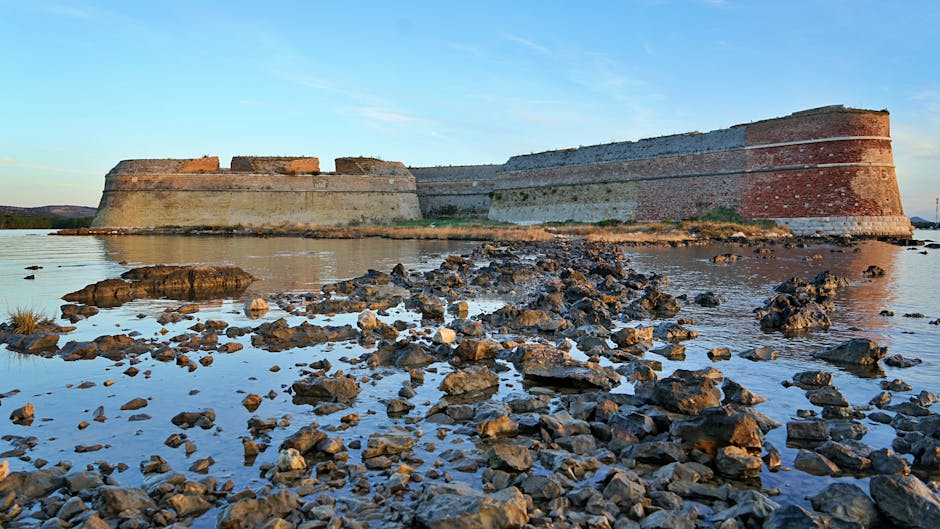 Forteresse côtière en pierres proche de Livourne, eau peu profonde et rochers
