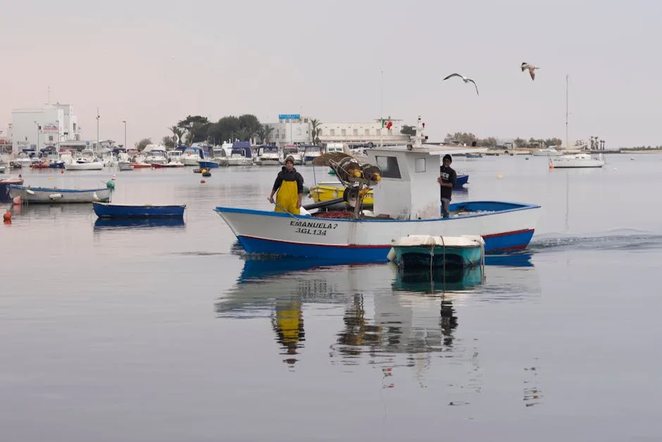 Petit bateau de pêche avec marins et mouettes dans un port calme