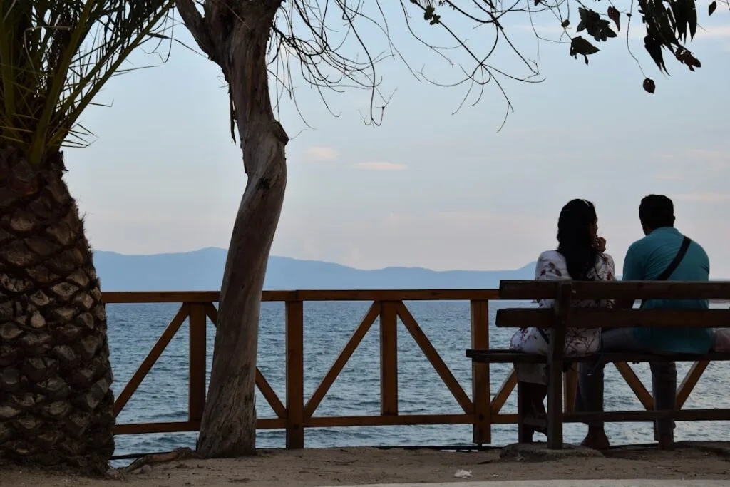 Couple assis sur un banc face à la mer à Marina di Pisa