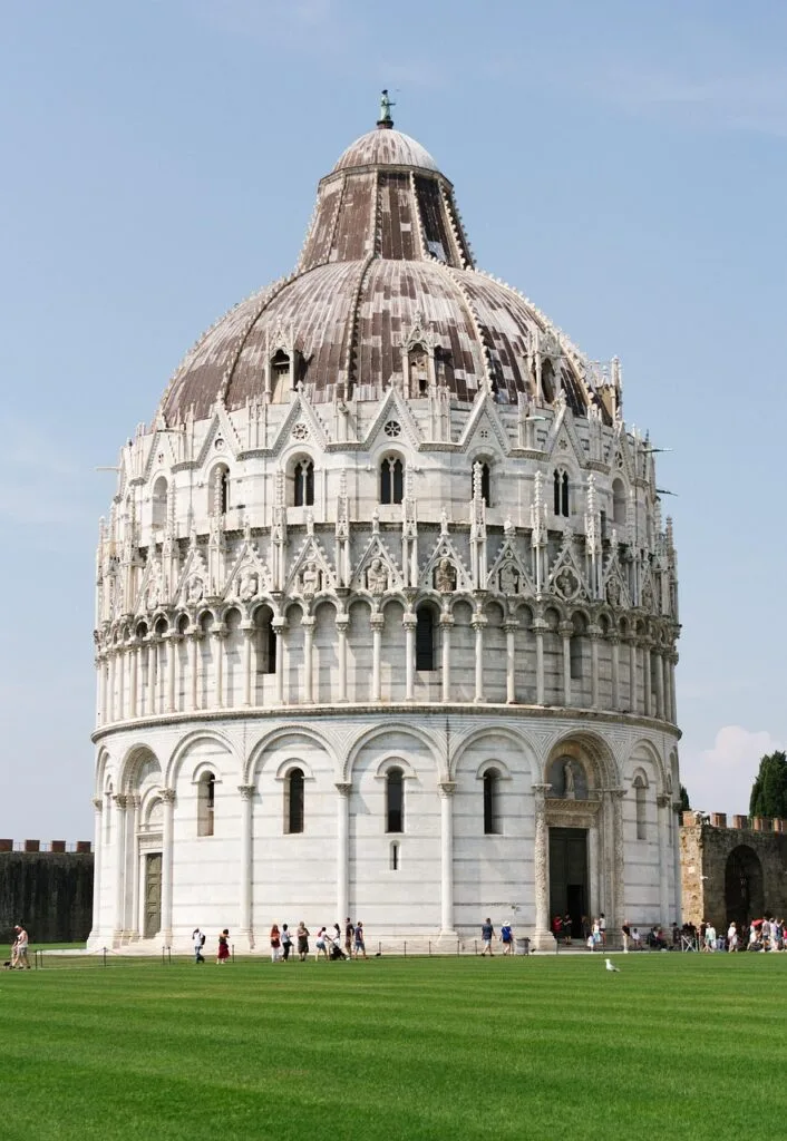 Włoskie małe śniadanie: espresso i cornetto w kawiarni blisko Duomo w Pizie