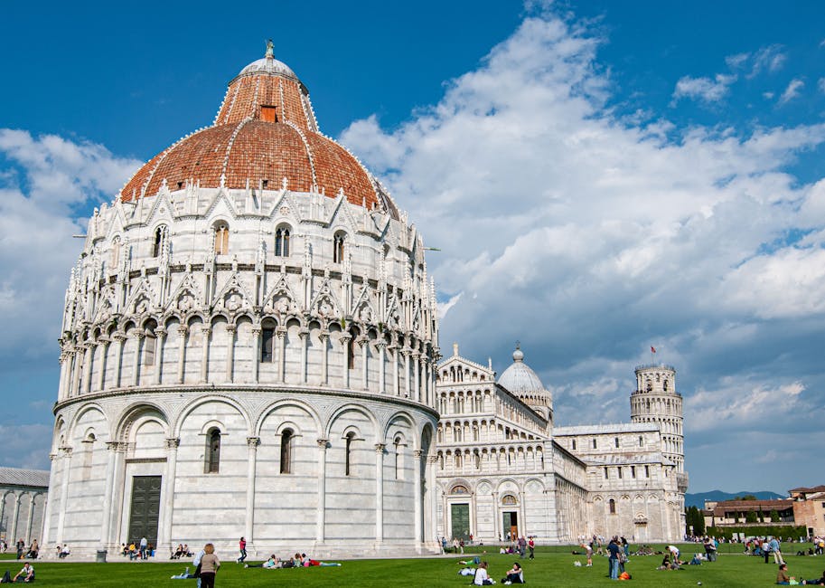 Baptistère et tour penchée sur la Piazza dei Miracoli à Pise