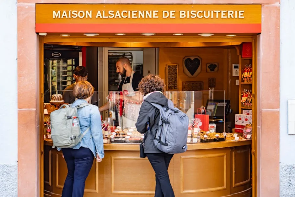 Devanture de biscuiterie alsacienne avec clients à la vitrine