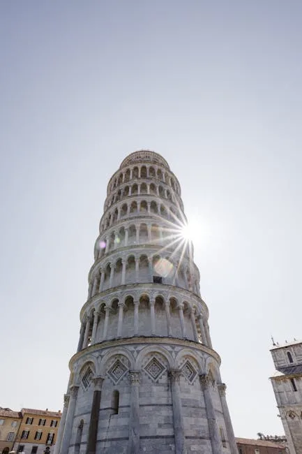 Tour penchée de Pise vue en contre-plongée, soleil éblouissant