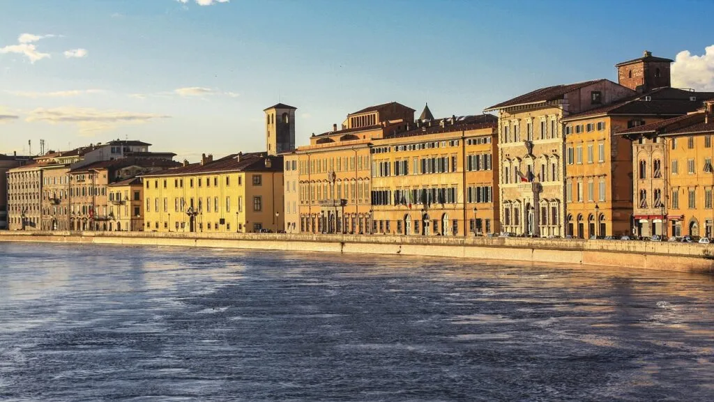 Rives de l'Arno à Pise avec façades colorées au coucher