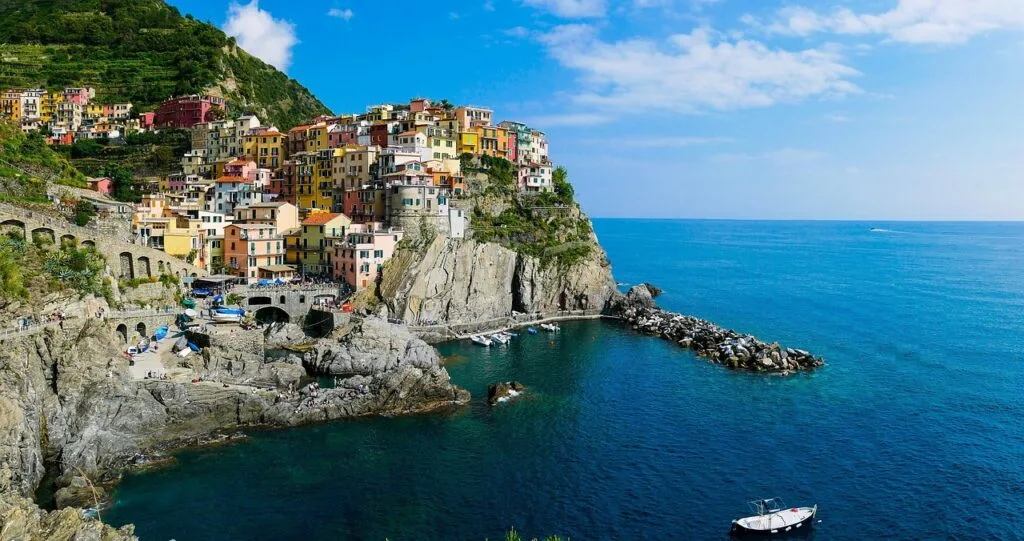 Manarola w Cinque Terre: kolorowe domy na skalistym wybrzeżu