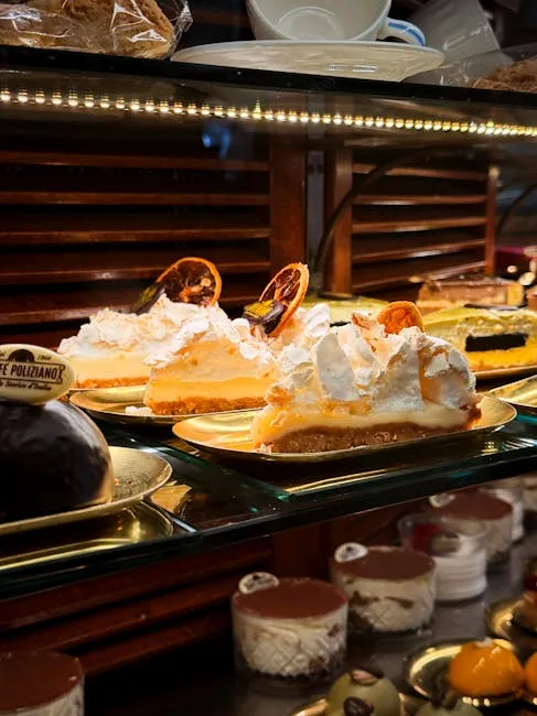 Tranches de tarte meringuée décorées d'écorce d'orange en vitrine