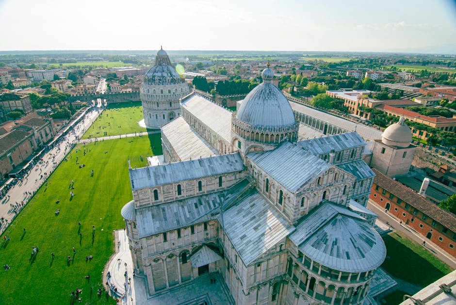Vue aérienne de la cathédrale et du baptistère sur la prairie de Pise