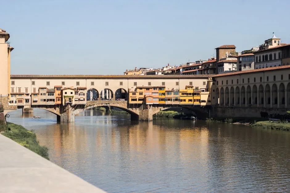 Most Ponte Vecchio we Florencji odbija się w spokojnej rzece