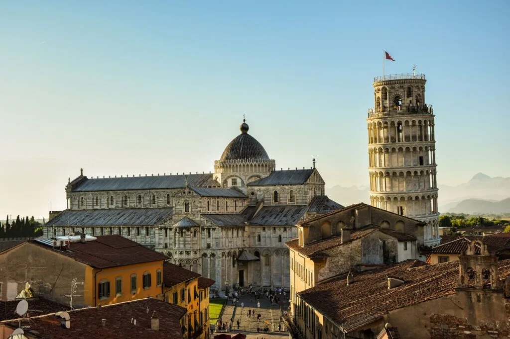 Katedra w Pizie i Krzywa Wieża nad czerwonymi dachami