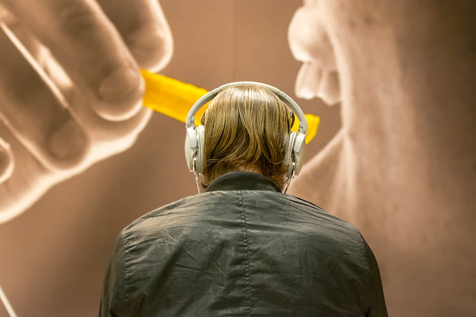 Mostra interattiva al Haus der Musik con visitatori che ascoltano