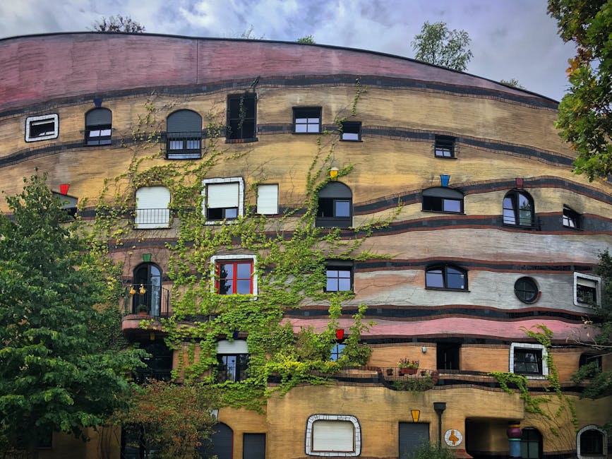 Facciata colorata dell'Hundertwasserhaus nel tardo pomeriggio